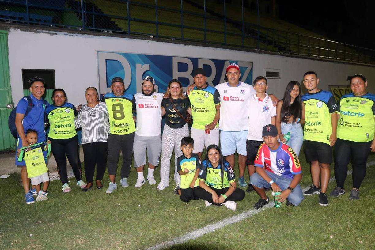 Henry Gómez posando con su familia que asistió al estadio Juan Ramón Brevé Vargas.
