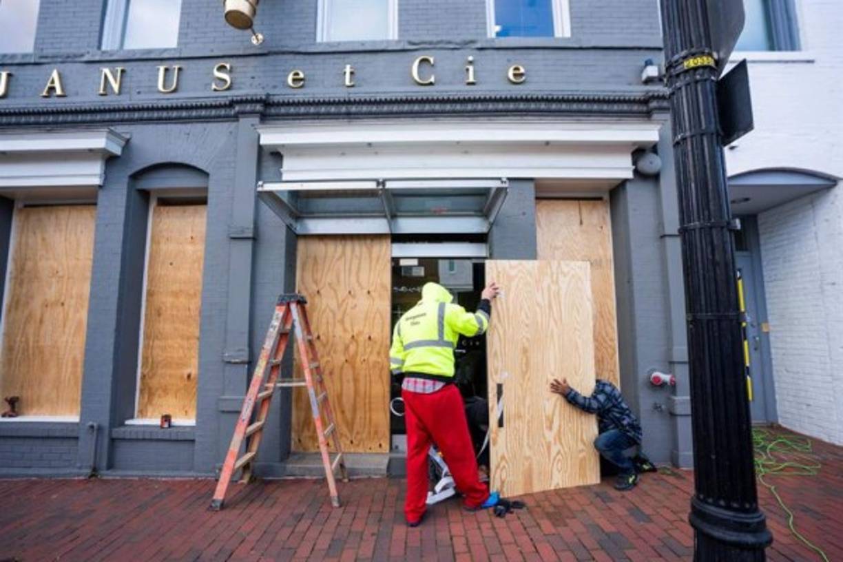 Equipos de trabajadores se desplegaron en cada esquina, rodeando los edificios de oficinas en el 'Downtown D.C.', en una señal del nerviosismo que se vive en todo el país a la espera de los resultados electorales.