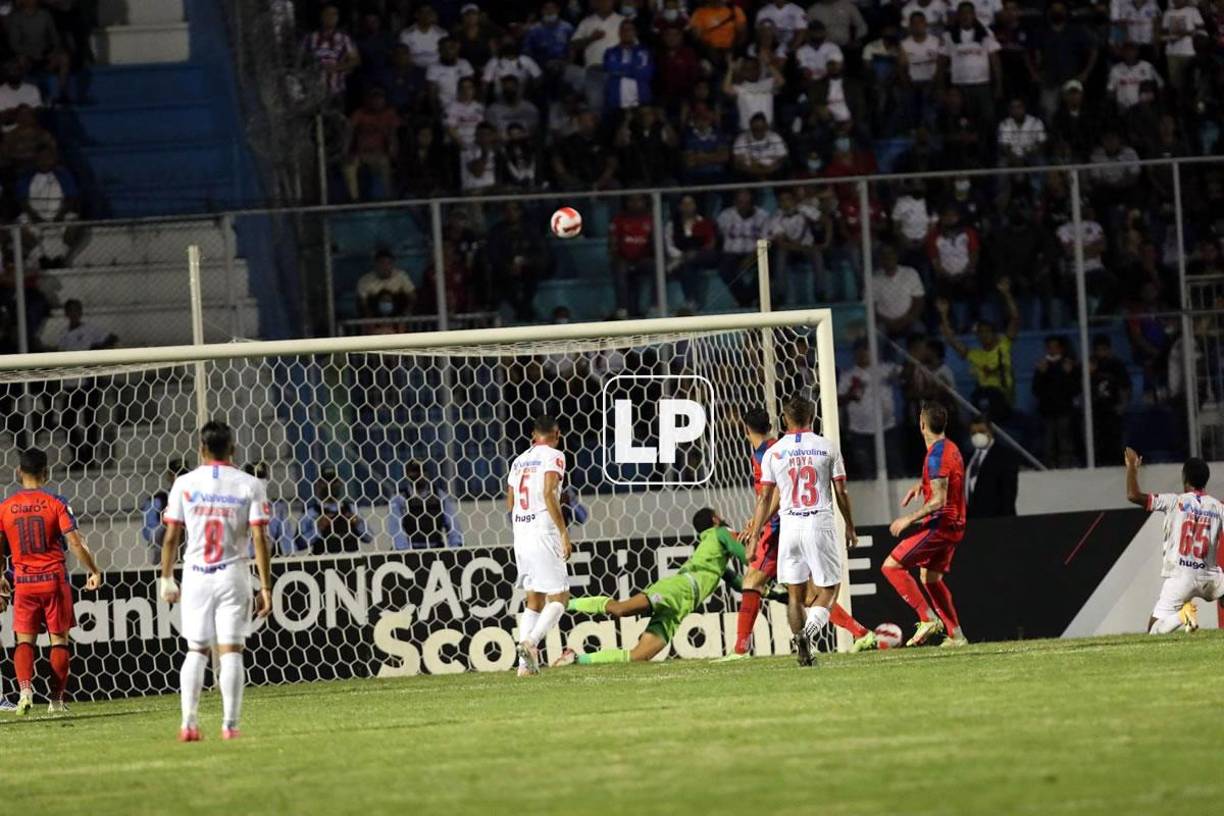 Edrick Menjívar fue figura del Olimpia con varias tapadas ante el Municipal.