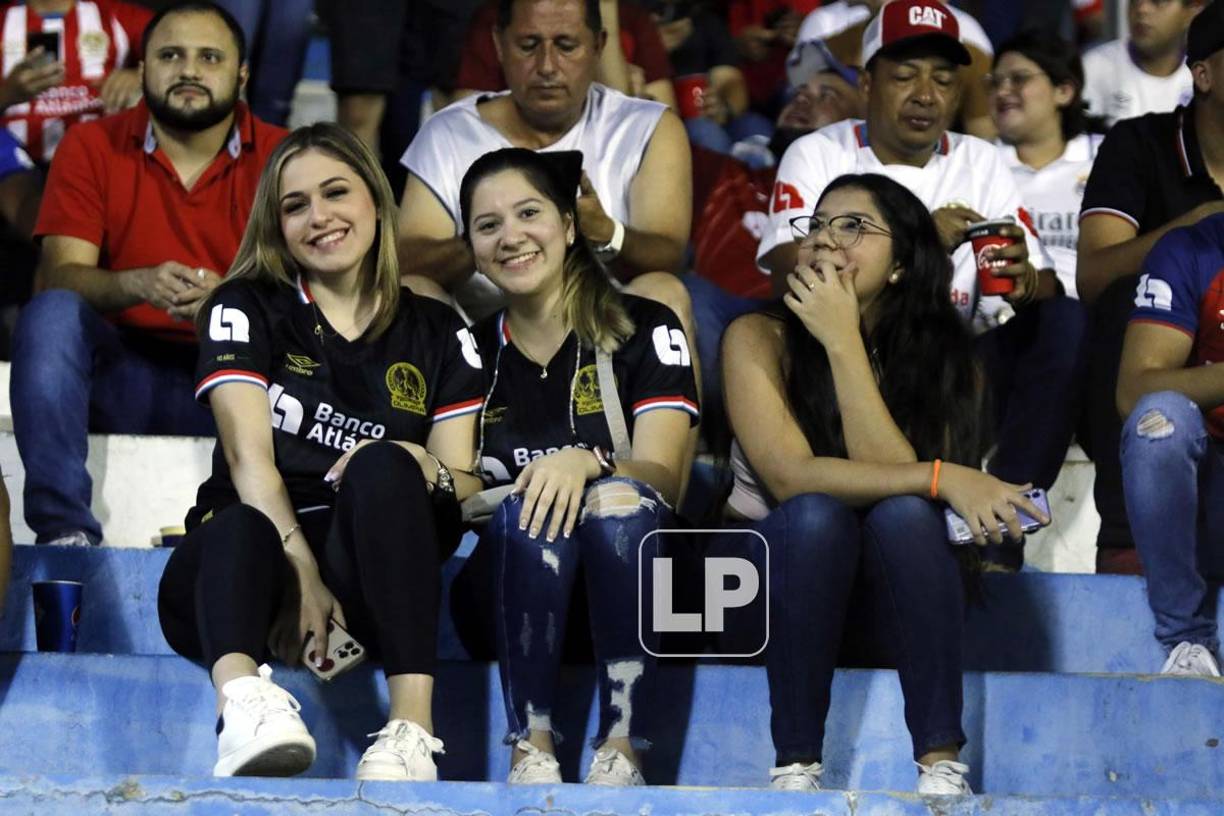 Bellas chicas olimpistas asistieron al estadio Morazán para apoyar a su equipo.