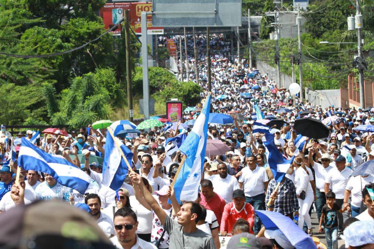 Marcha opositora realizada este sábado en Tegucigalpa, Honduras. 