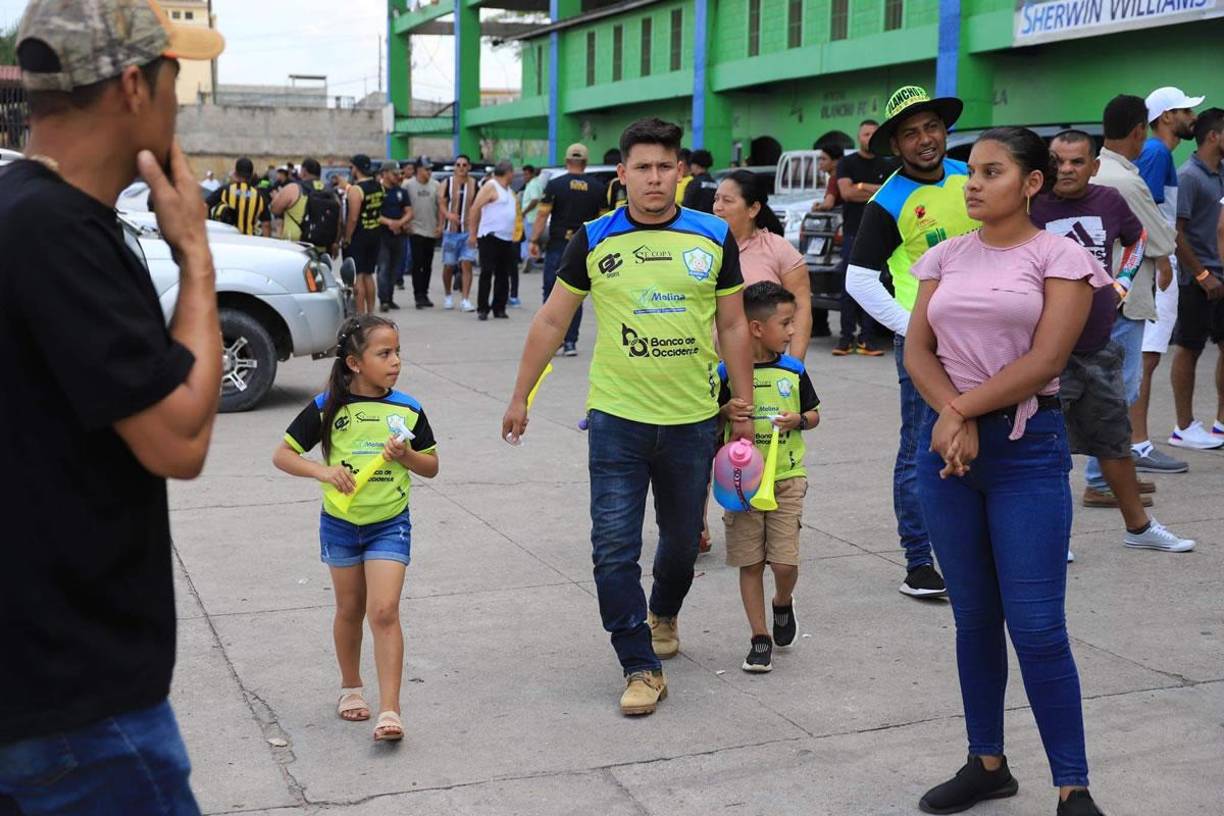 Ambiente del Olancho-Real España: bella novia de jugador y presentadora