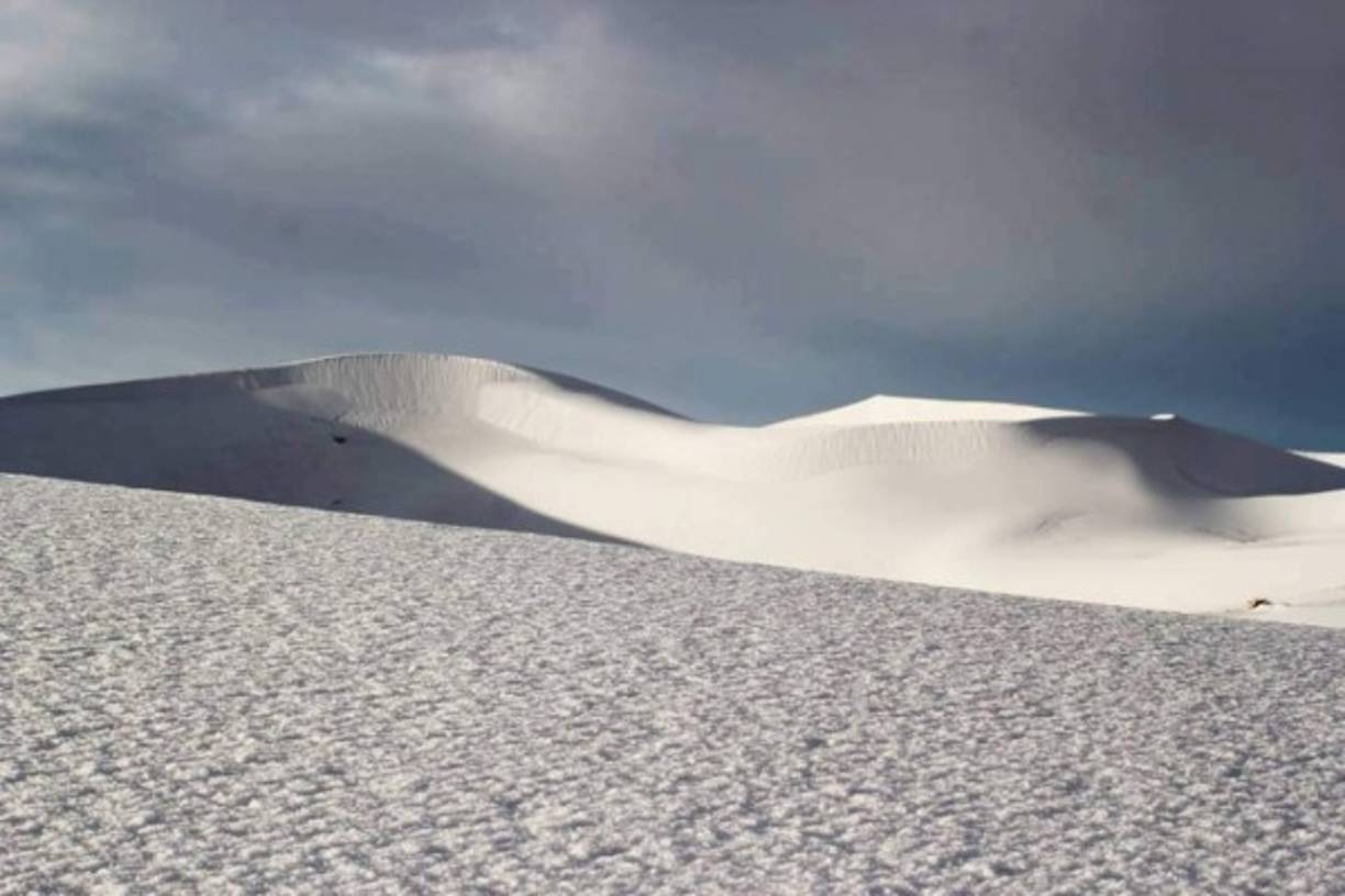 Turistas y usuarios de redes sociales publicaron imágenes del desierto cubierto de nieve que se viralizaron rápidamente.