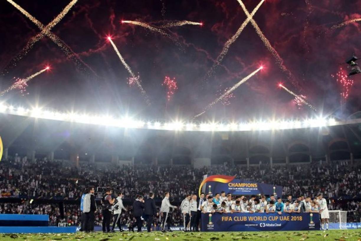 Los jugadores y cuerpo técnico del Real Madrid celebrando con el trofeo de campeones del Mundial de Clubes.