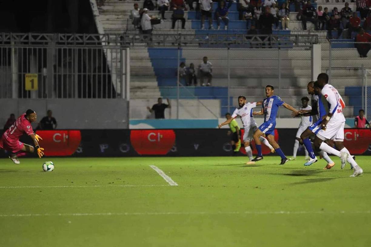 Marlon Licona se tiró, pero no pudo parar el derechazo de Jorge Álvarez.