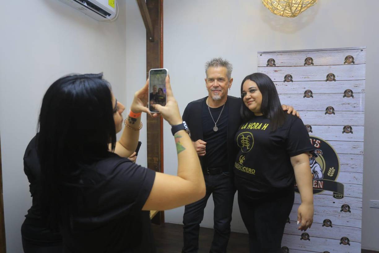 Estas chicas también aprovecharon para capturar algunos momentos junto al artista mexicano. 