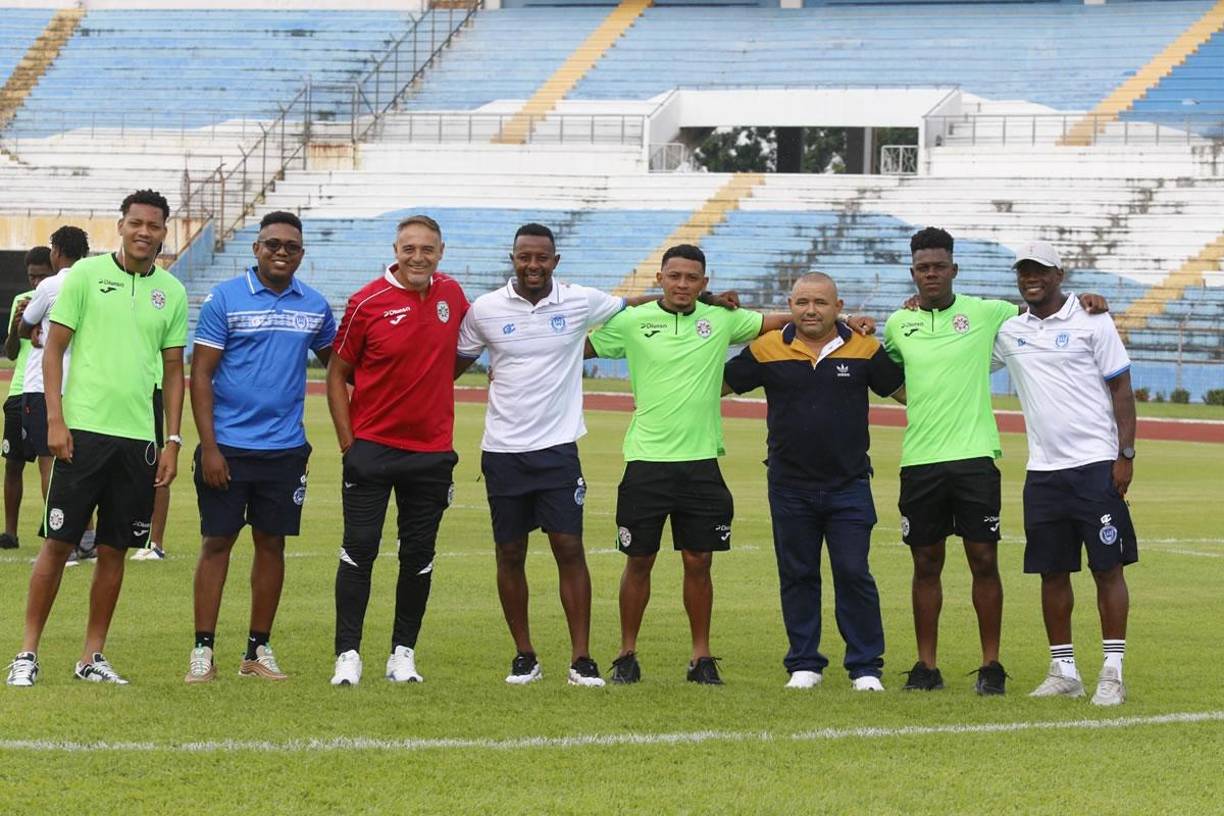 Integrantes de Marathón y Victoria se saludaron antes del inicio del partido de la Copa LA PRENSA.