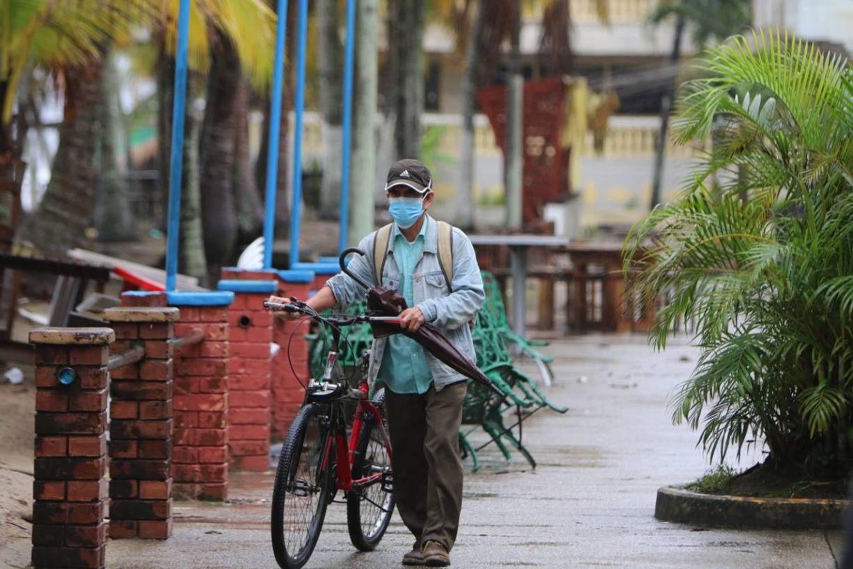 El municipio de Tela es uno de los más visitados en épocas festivas en Honduras, debido a sus paradisiacas playas, que son su mayor atracción turística. No obstante, las lluvias recientes han mermado las visitas. 