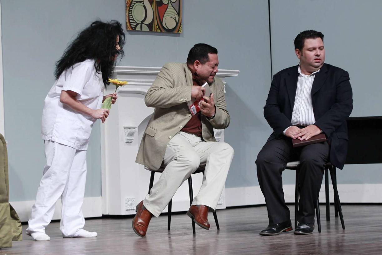 Su argumento se basa en dos relatores de un periódico que visitan un decrépito sanatorio psiquiátrico con el fin de recopilar información que sirva para realizar una nota periodística sobre el novedoso método para tratar a los pacientes.