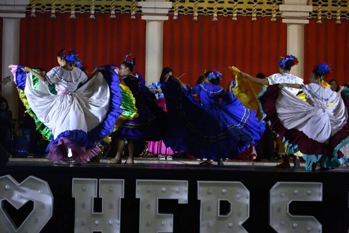 Holy Family Bilingual School es parte integral de Los Ministerios Nuestras Pequeñas Rosas, fundada en 1998 por la Dra. Diana Frade.HFBS comenzó como un “Day Care” en 1994 para las niñas del Hogar Nuestras Pequeña Rosas, en la cual voluntarios extranjeros venían a dar clases de inglés, y fue así que los vecinos se interesaron en ello y solicitaron la oportunidad de poder traer sus hijos para que también pudieran tener la oportunidad de acceder a educación de calidad bilingüe.