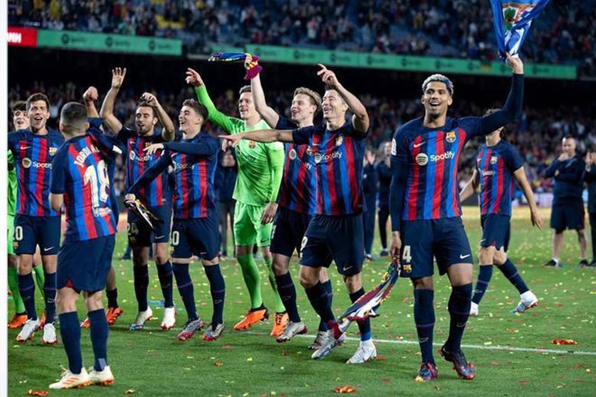 Los jugadores del Barcelona cantaron y saltaron en los festejos del título de la Liga Española.