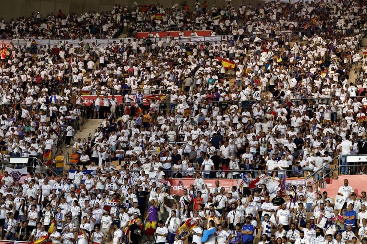 Sin embargo, los madridistas que ocuparon la otra mitad de estadio respondieron con una ovación a la cantante. 