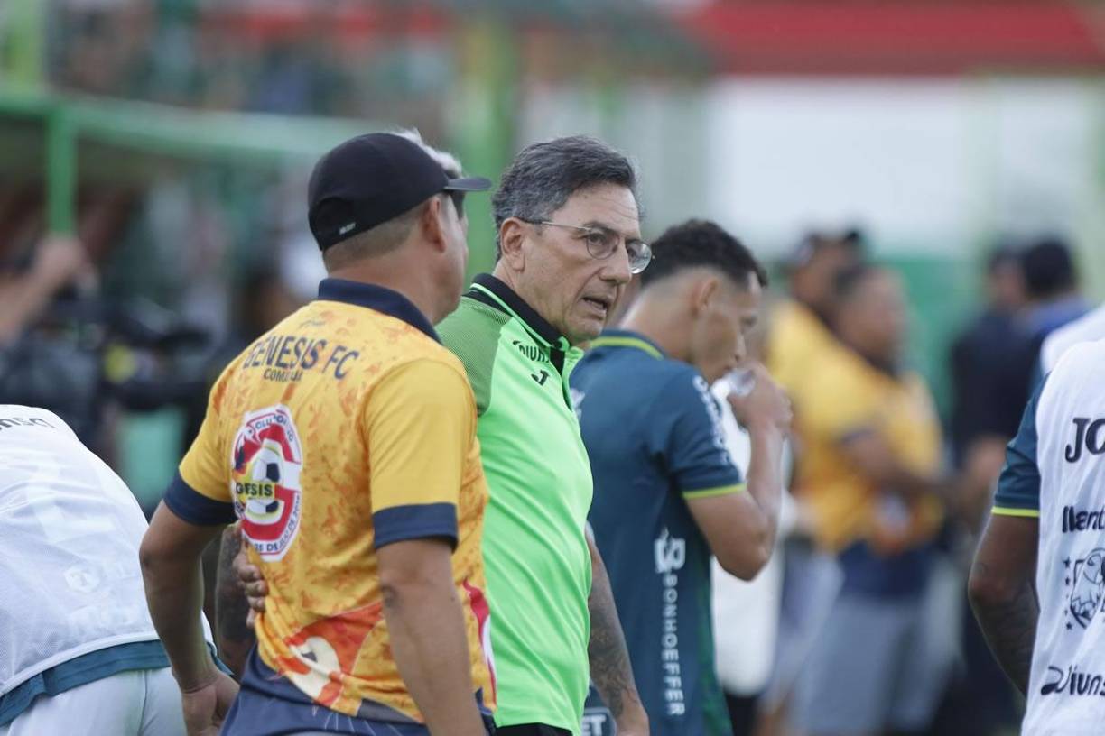 Reynaldo Tilguath saludando a Salomón Nazar después del partido en el Yankel Rosenthal.