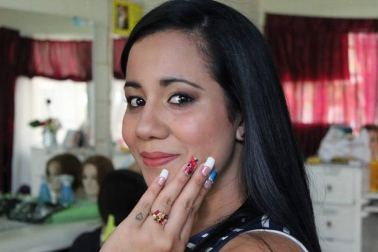 Una participante muestra cómo le dejaron las uñas.