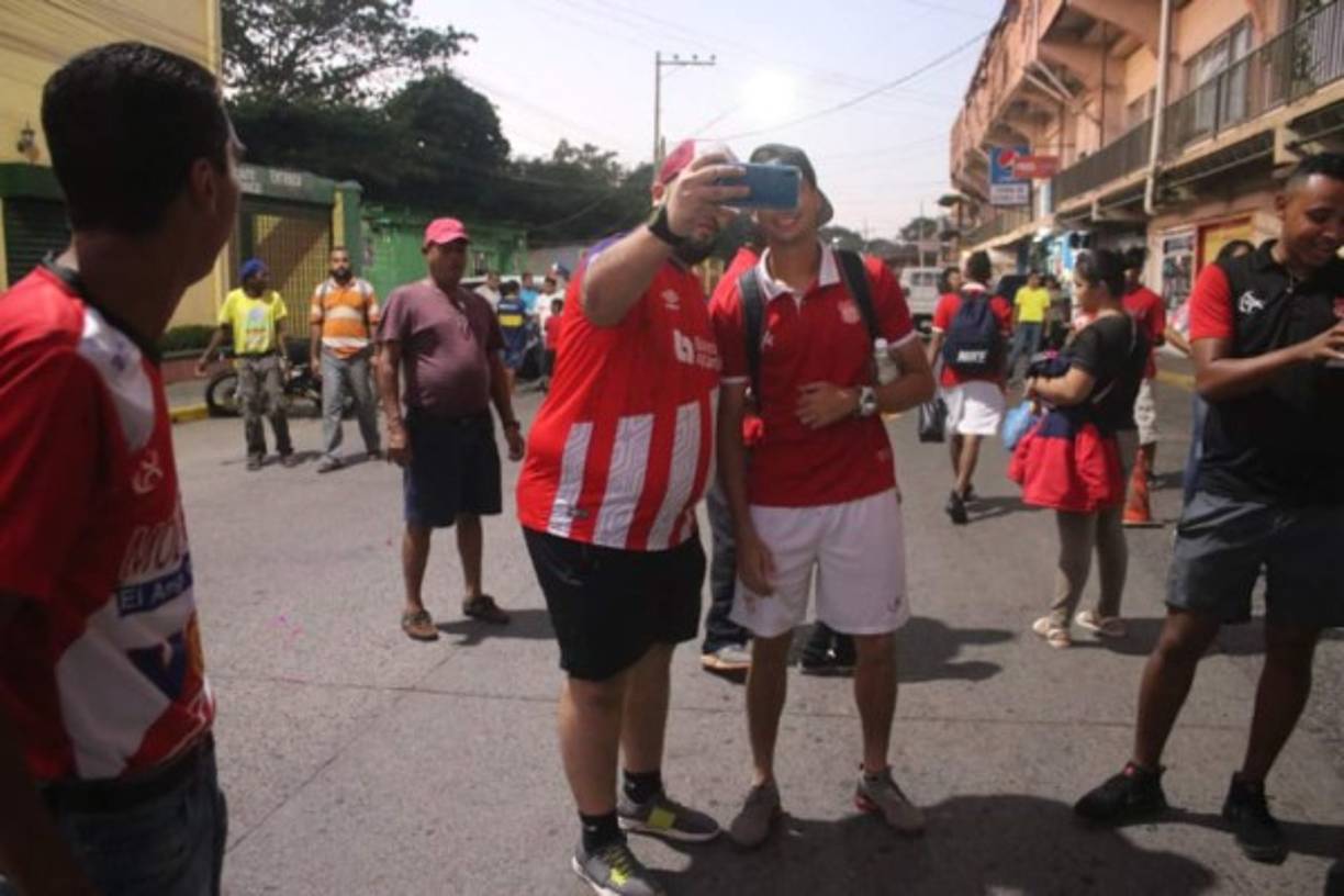 Un aficionado del Olimpia le pidió una fotografía al mediocampista Marcelo Canales del Vida.