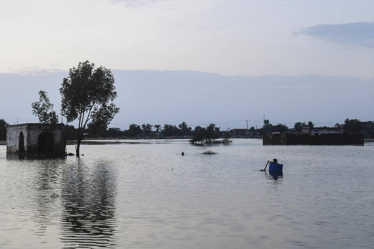 Un tercio de Pakistán está actualmente “bajo el agua”, declaró en una entrevista con AFP la ministra de Cambio Climático, Sherry Rehman, aludiendo a una “crisis de proporciones inimaginables”.