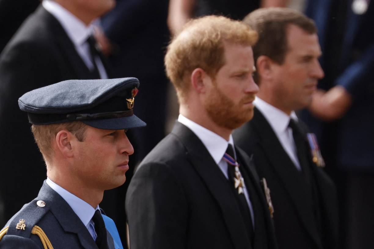 Mientras el féretro entraba en la abadía, Harry mantuvo la mirada baja, mientras otros miembros de la familia con uniforme militar saludaban.