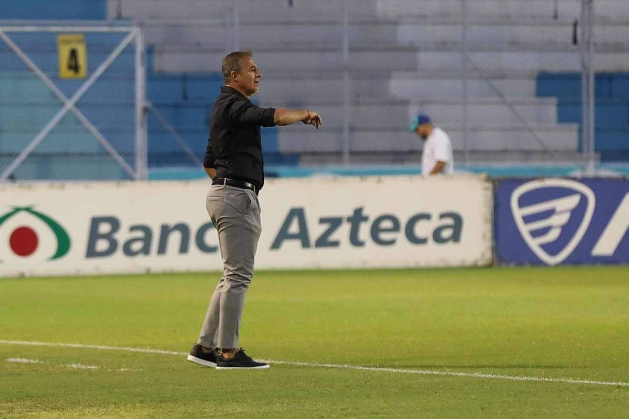 Hernán ‘La Tota’ Medina dando indicaciones a sus dirigidos que sacaron un valioso empate ante Olimpia y en el Nacional.