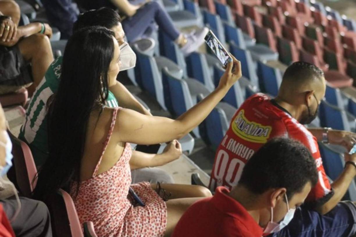 Esta chica fue de las primeras que hizo su ingreso al estadio y fue captada por el lente de Grupo OPSA en el momento que se tomaba una selfie.