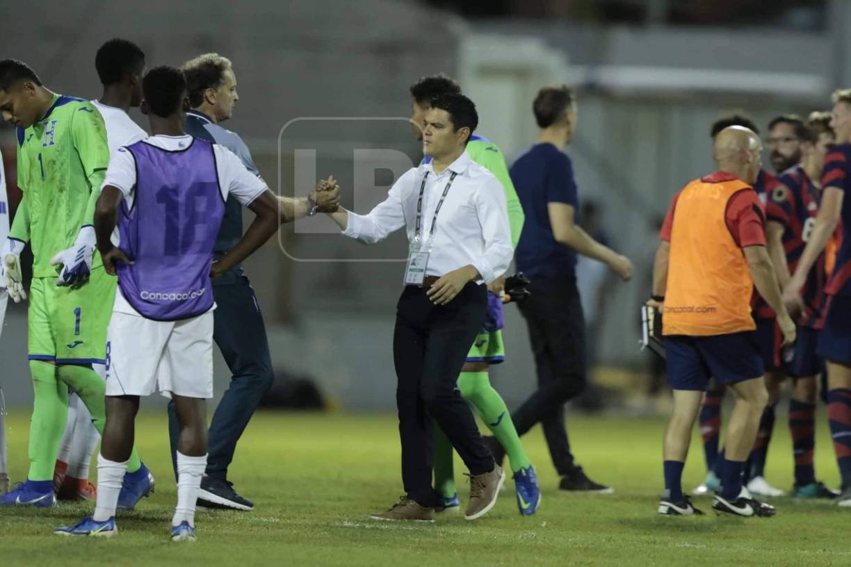 El entrenador Luis Alvarado saludó a su cuerpo técnico y jugadores de la escuadra hondureña. La tristeza era evidente.