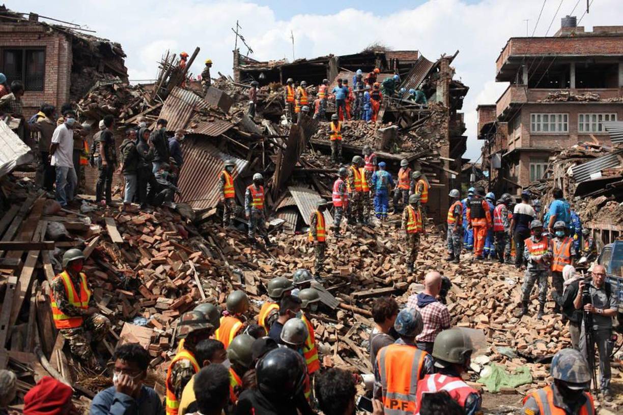 <b>2015: 9,000 muertos en Nepal</b>El 25 de abril de 2015, casi 9,000 personas murieron en un terremoto de magnitud 7,8 que sacudió el centro de Nepal. La capital, Katmandú, y las regiones cercanas al epicentro, a 80 kilómetros de distancia, quedaron devastadas. 