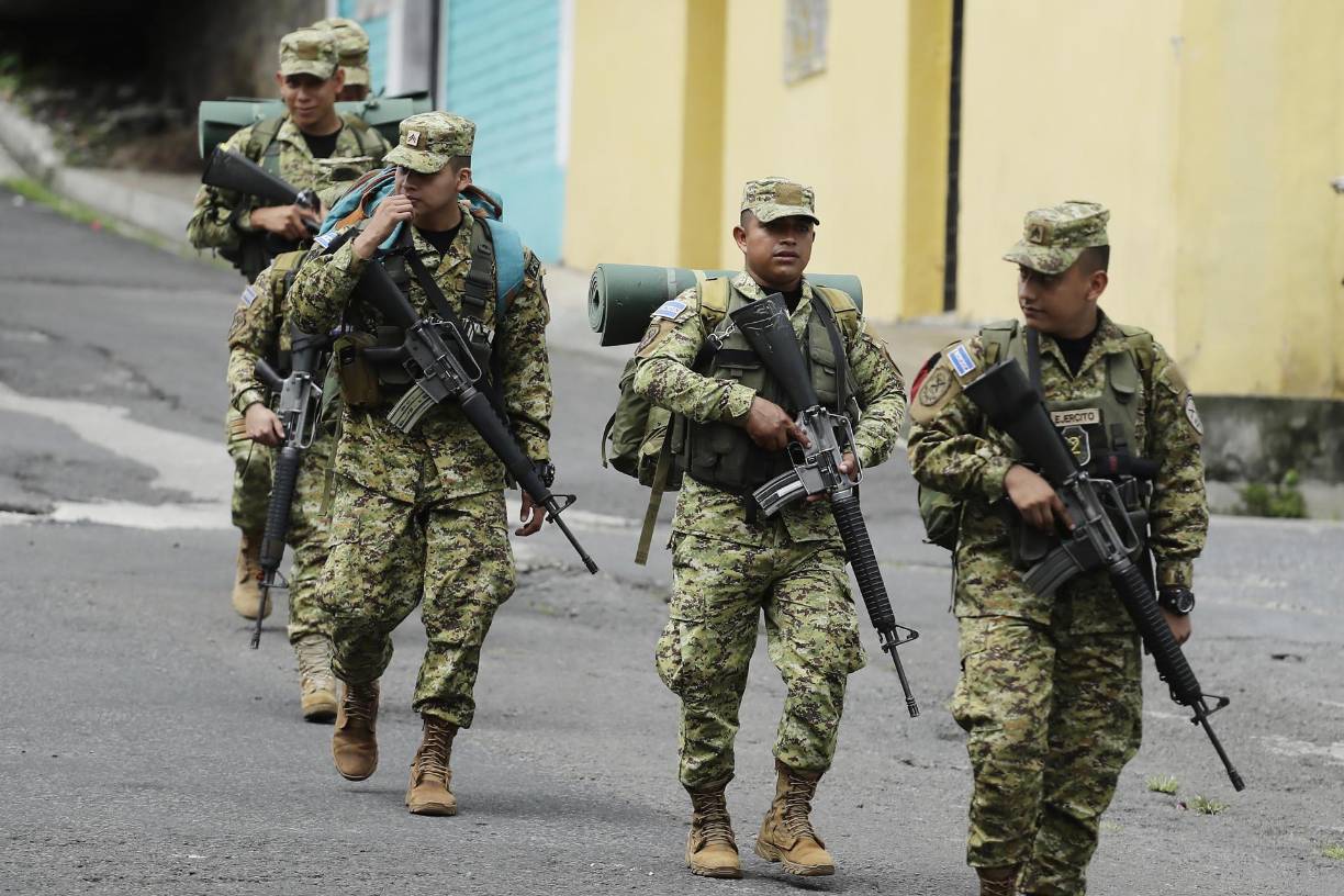 “Su labor será evitar la salida de pandilleros del departamento y cortar todas las líneas de suministro de los grupos terroristas”, dijo Bukele.