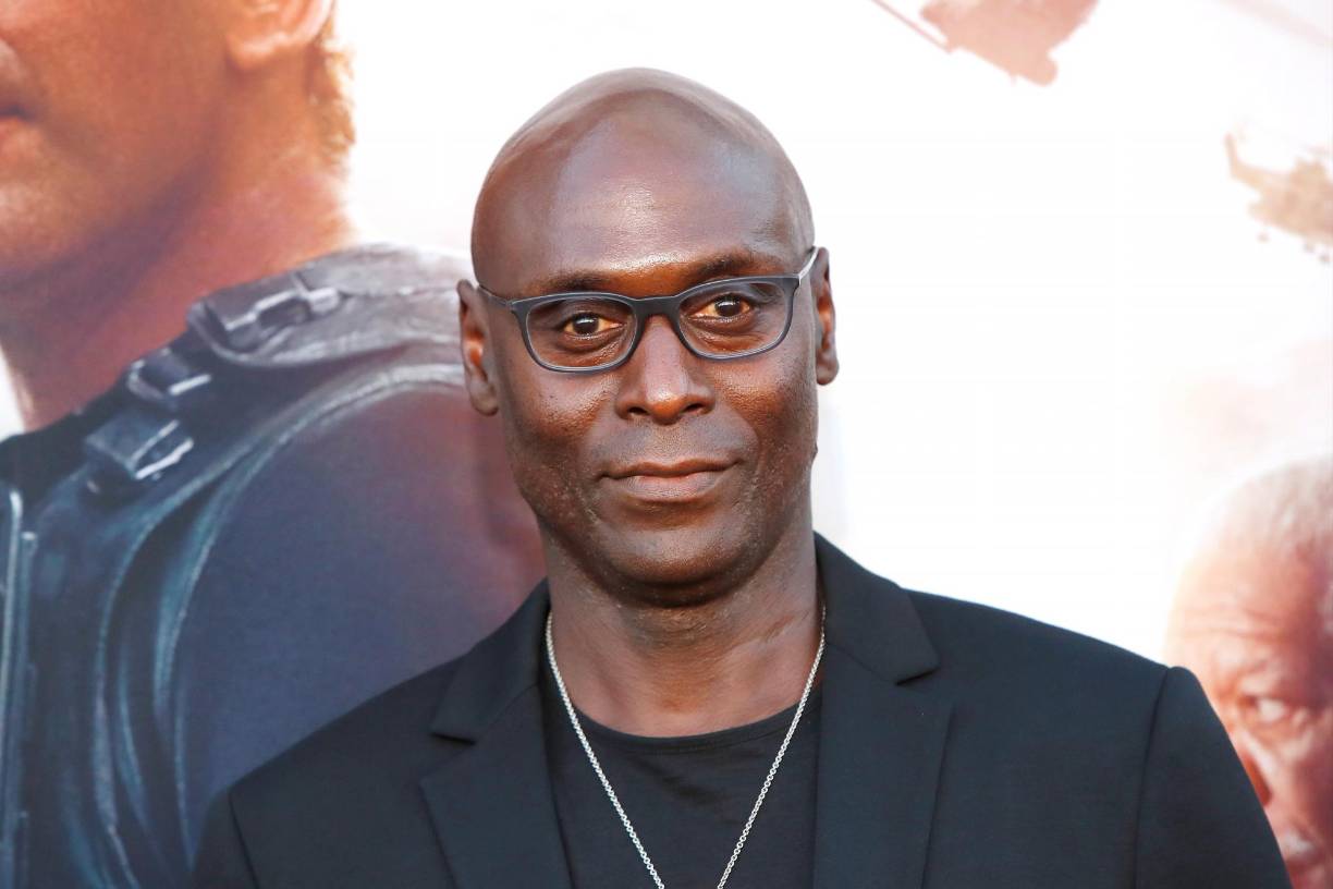Lance Reddick, fue un actor, cantante, Productor que saltó a la fama interpretando a un comandante de policía en el drama criminal de Baltimore “The Wire” y luego tuvo papeles destacados en la franquicia de películas “John Wick” y la serie de Amazon, “Bosch”, falleció el 17 de marzo 2023. Tenía 60 años.