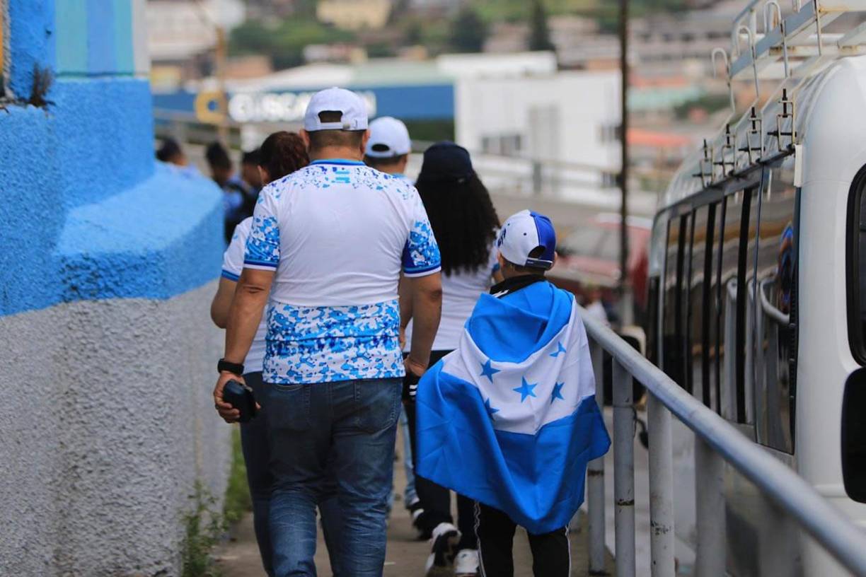 Largas filas tuvieron que hacer los aficionados hondureños para ingresar al estadio Nacional Chelato Uclés.