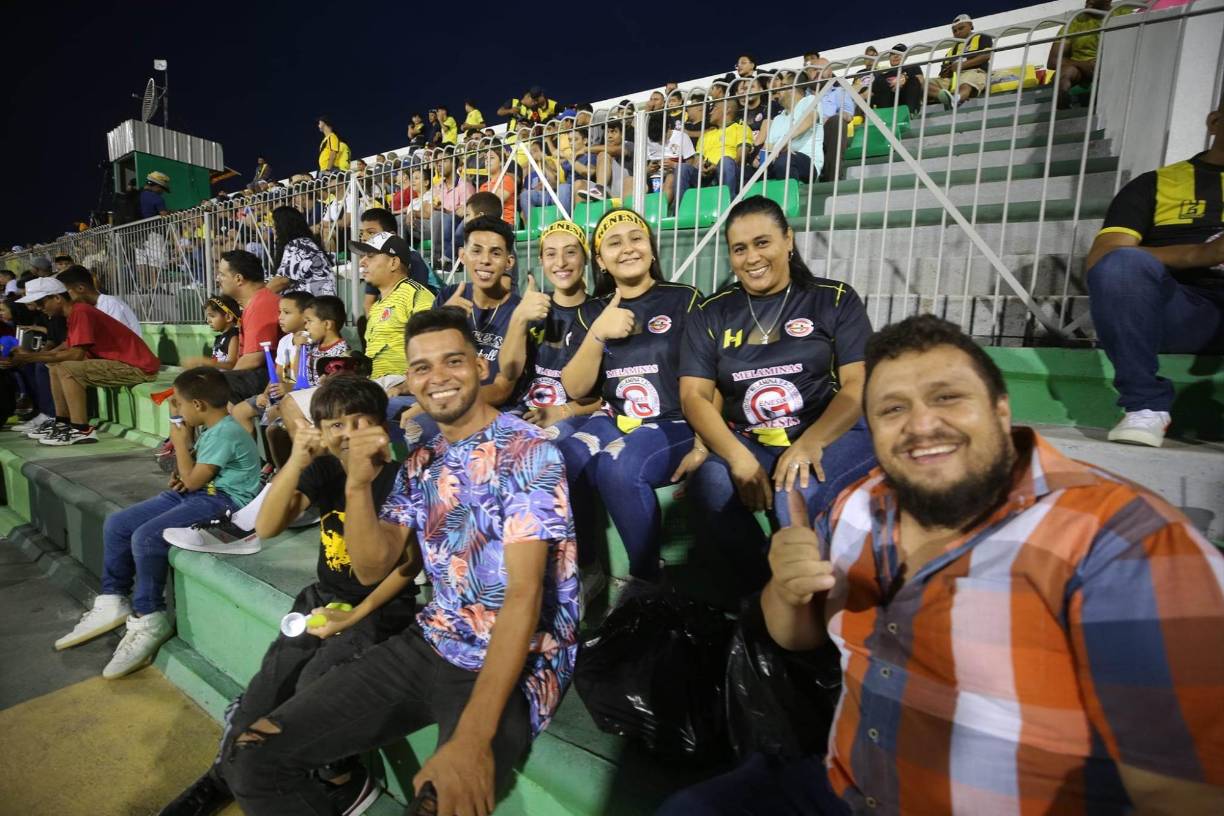 Aproximadamente unos 5 mil aficionados llegaron al estadio Carlos Miranda de Comayagua para disfrutar del partido Genésis vs Platense por la final de ida de la Liga de Ascenso.