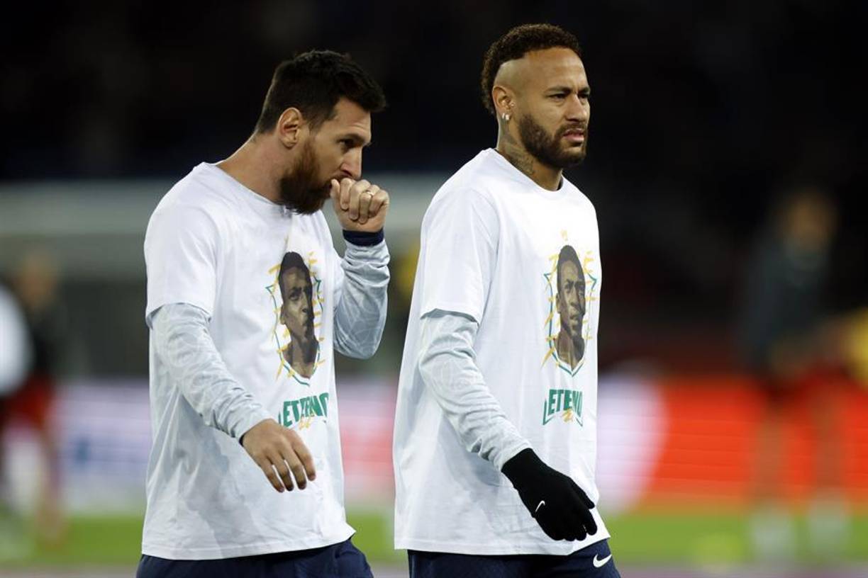 Messi, Neymar y los jugadores del PSG calentaron con una camiseta que tiene el rostro de Pelé y lleva un mensaje en forma de homenaje para la leyenda brasileña