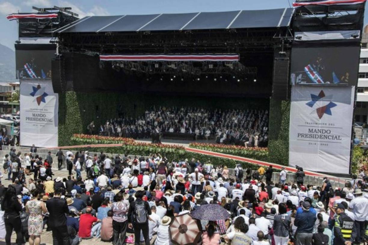 A la ceremonia de investidura asistieron 2.000 ciudadanos y 108 delegaciones internacionales, entre éstas siete a nivel presidencial: Evo Morales (Bolivia), Lenín Moreno (Ecuador), Danilo Medina (República Dominica), Juan Carlos Varela (Panamá), Jimmy Morales (Guatemala), Salvador Sánchez (El Salvador) y la primera ministra de Aruba, Evelyn Wever-Croes.