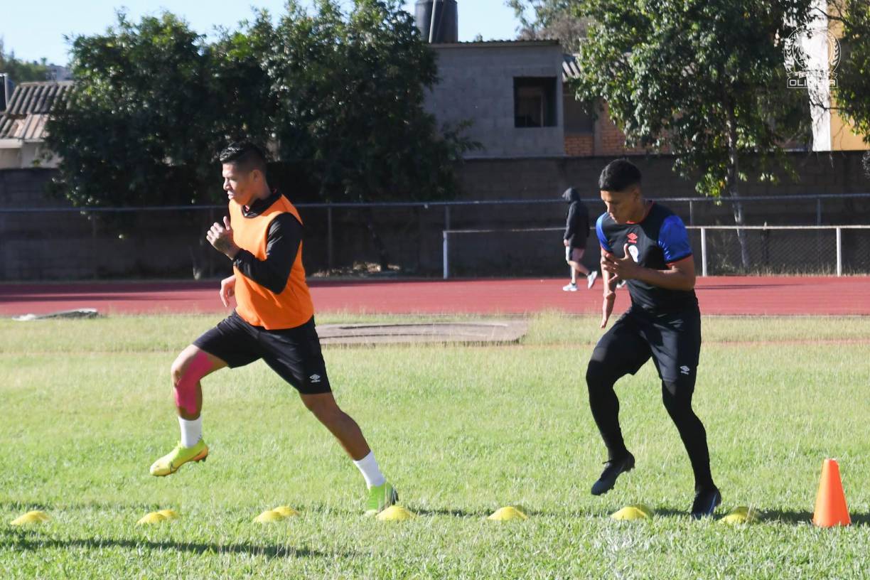 Bryan Moya busca mantenerse en forma mientras se define su futuro.