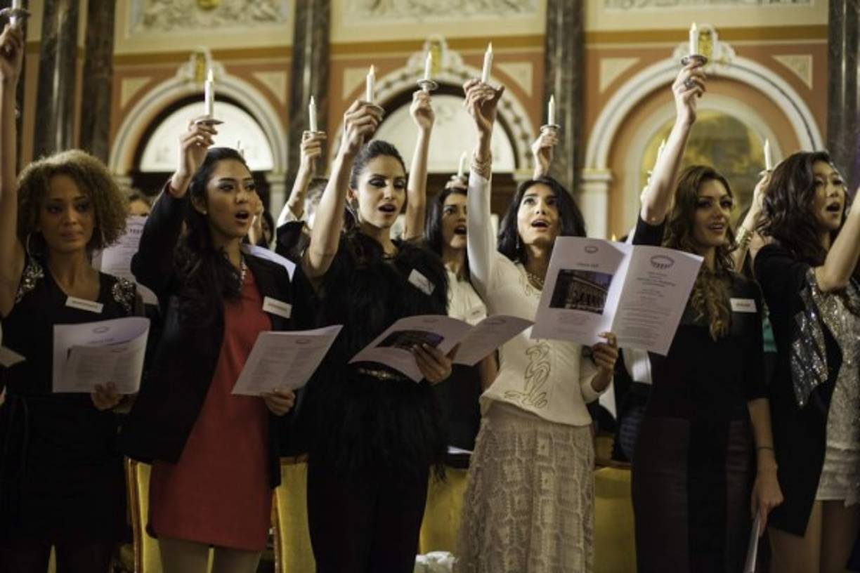 La beldad brasileña dirigió una hermosa y conmovedora oración en portugués por María José y Sofía Trinidad.