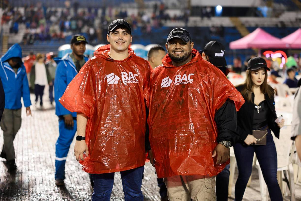 Más de dos horas duró el concierto de Los Bukis en el estadio Olímpico Metropolitano. Y debido a las condiciones climáticas, los sampedranos arribaron a este recinto ataviados con capotes, botas, gorras y sombreros. 