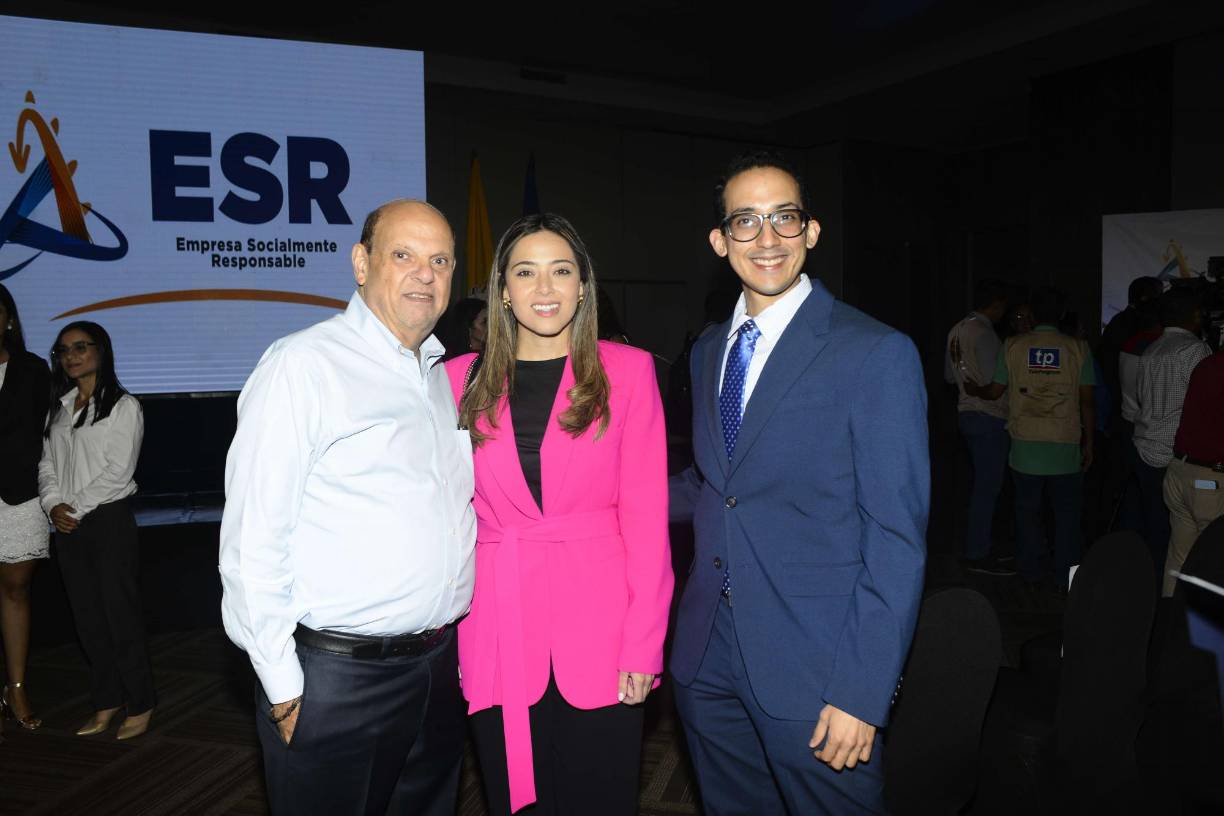 Roger y Mireya Larach junto a Claudio Hernández