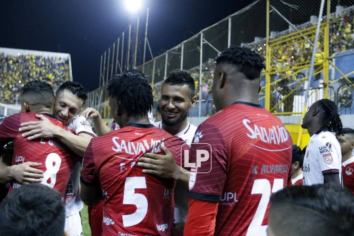 Alex López también saludo de manera cariñosa a los jugadores del Real España.