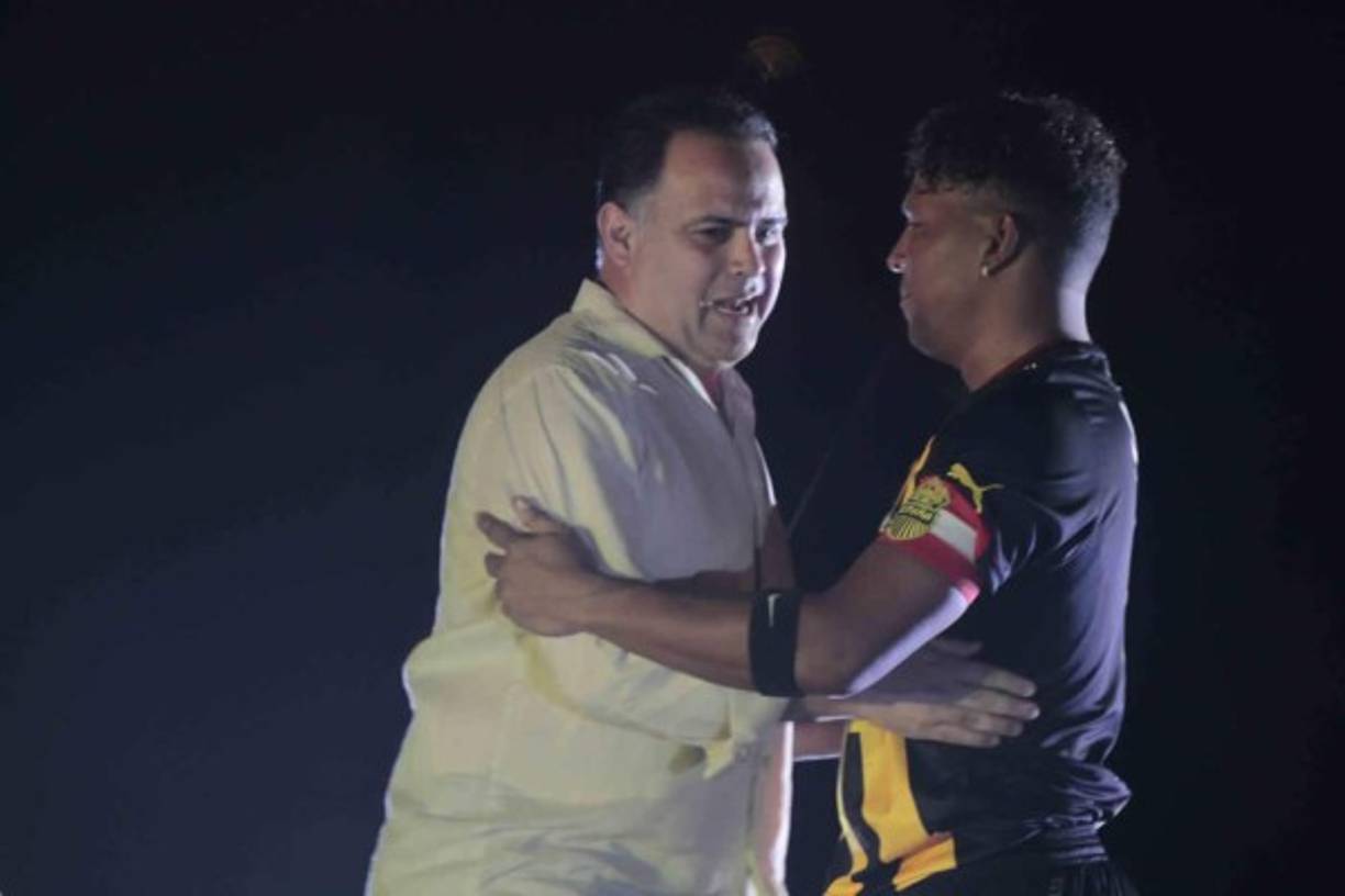 El alcalde Armando Calidonio se hizo presente para homenajear a Carlos Pavón.