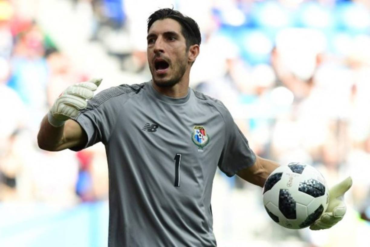El portero panameñpo Jaime Penedo reacciona molesta tras un gol inglés.