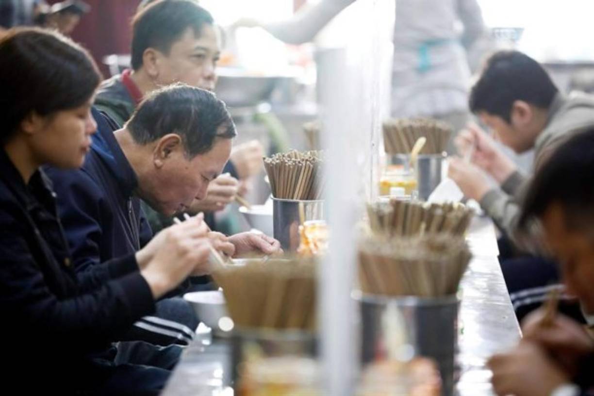 Después, 'más de 80,000 personas fueron puestas bajo cuarentena simultáneamente' a lo largo de todo el país, en campamentos bajo custodia del ejército, indicó Takeshi Kasai, director de la OMS para la región del Pacífico occidental. 'Es la razón por la cual han podido mantener una pequeña cantidad' de infectados.