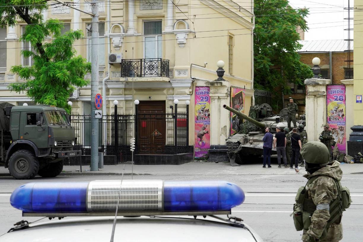 <b>Wagner en Rostov </b>A las 04H30 GMT, Prigozhin asegura que tomó el cuartel general del ejército ruso en Rostov, un centro clave para las operaciones militares rusas en Ucrania, y afirma tener bajo control otros sitios militares, incluido un aeródromo. 