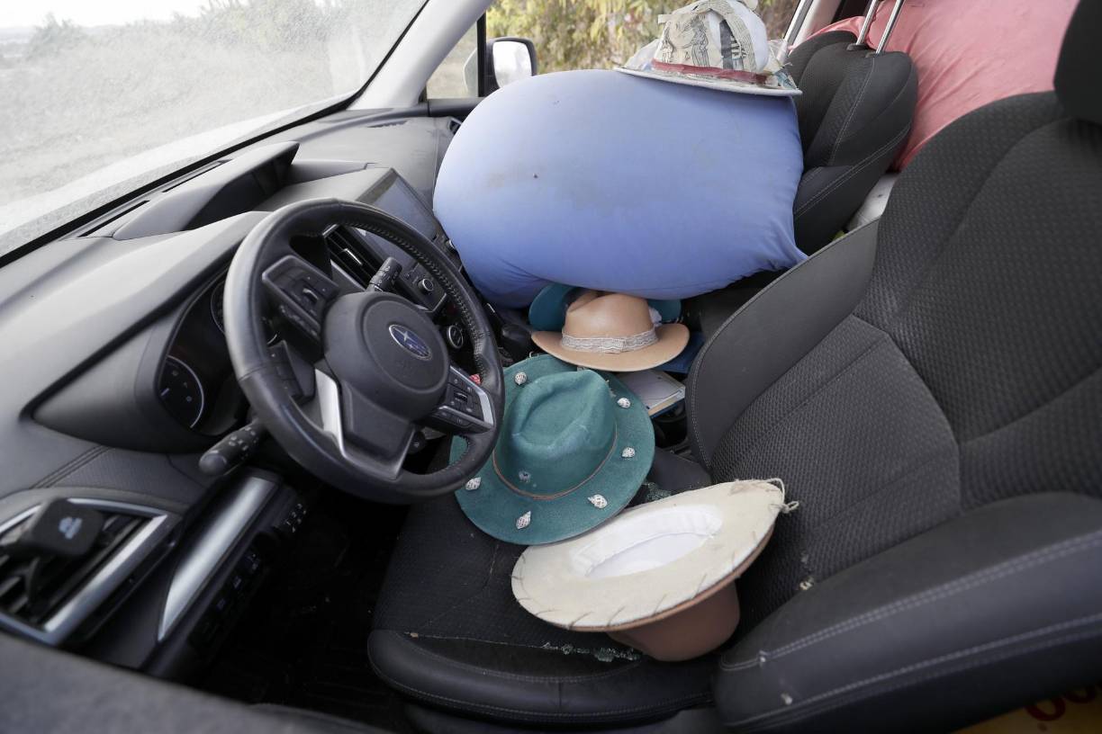 Pertenencias personales dentro de un automóvil abandonadas por israelíes después de un ataque que mató a más de 260 personas durante un festival de música el 7 de octubre, cerca de Raim, Israel.