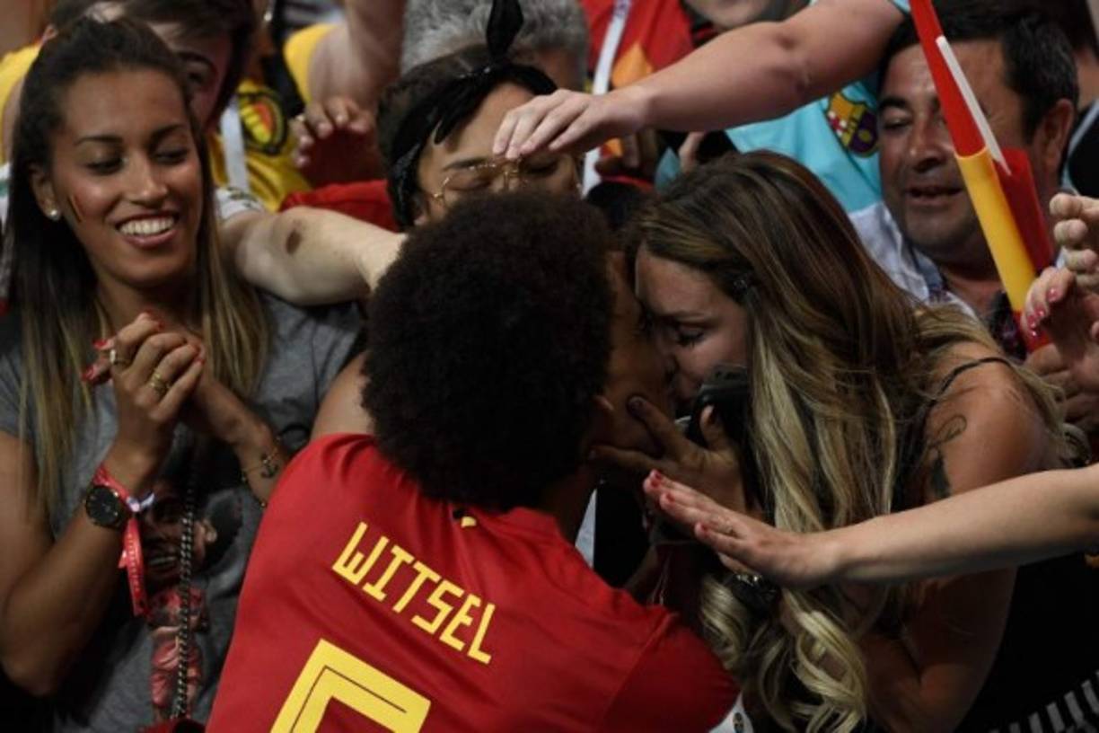 Axel Witsel bessa a sus hermosa novia Rafaella Szabo.