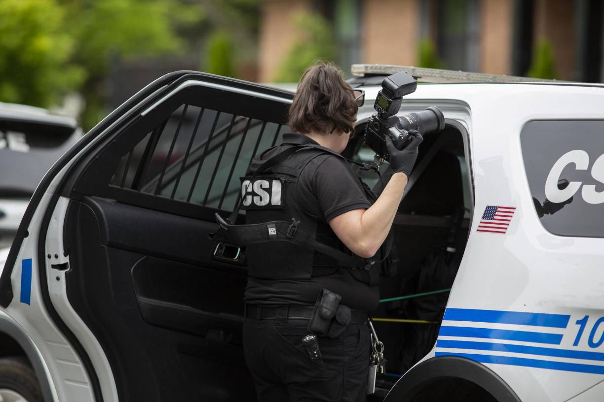 “El sospechoso está detenido y con vida. Los informes de que el sospechoso ha sido neutralizado son inexactos”, apuntó el organismo, que está participando en la investigación junto con fuerzas del orden locales, estatales y federales. 