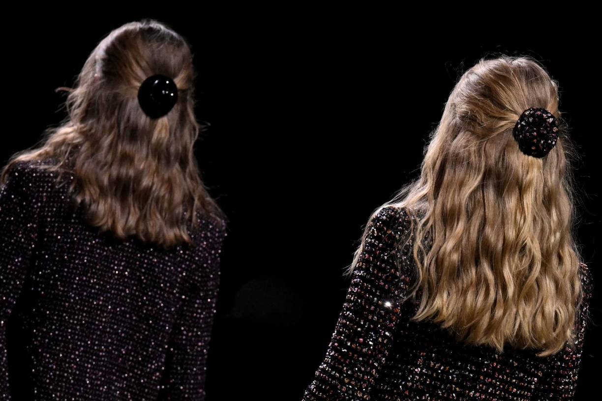 Atrás quedaron los grandes desfiles-espectáculo, con los que Lagerfeld transformaba el Grand Palais de París en una nave espacial, una playa o una estación de esquí, por citar los más llamativos.