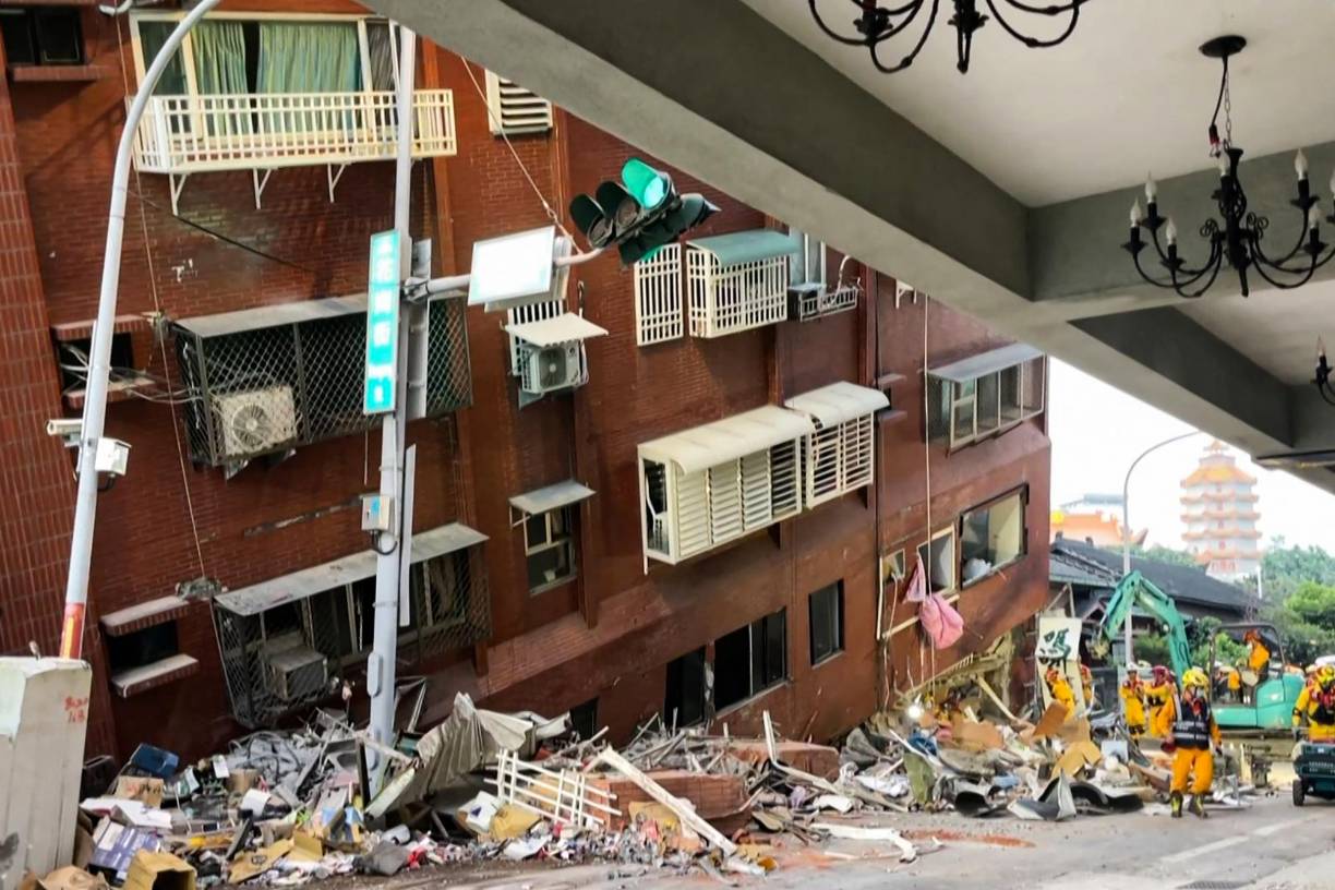 Aunque las estrictas regulaciones de construcción de la ciudad de Hualien parecen haber evitado un desastre mayor, el gobierno reclamó a la ciudadanía mantener la prudencia ante las alrededor de 300 rèplicas que se registraron después del primer terremoto.