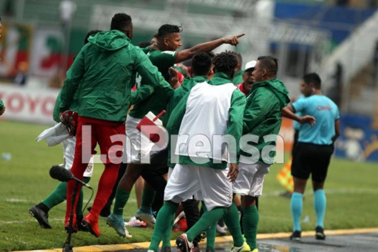 Bryan Martínez festejó también con la banca del Marathón.