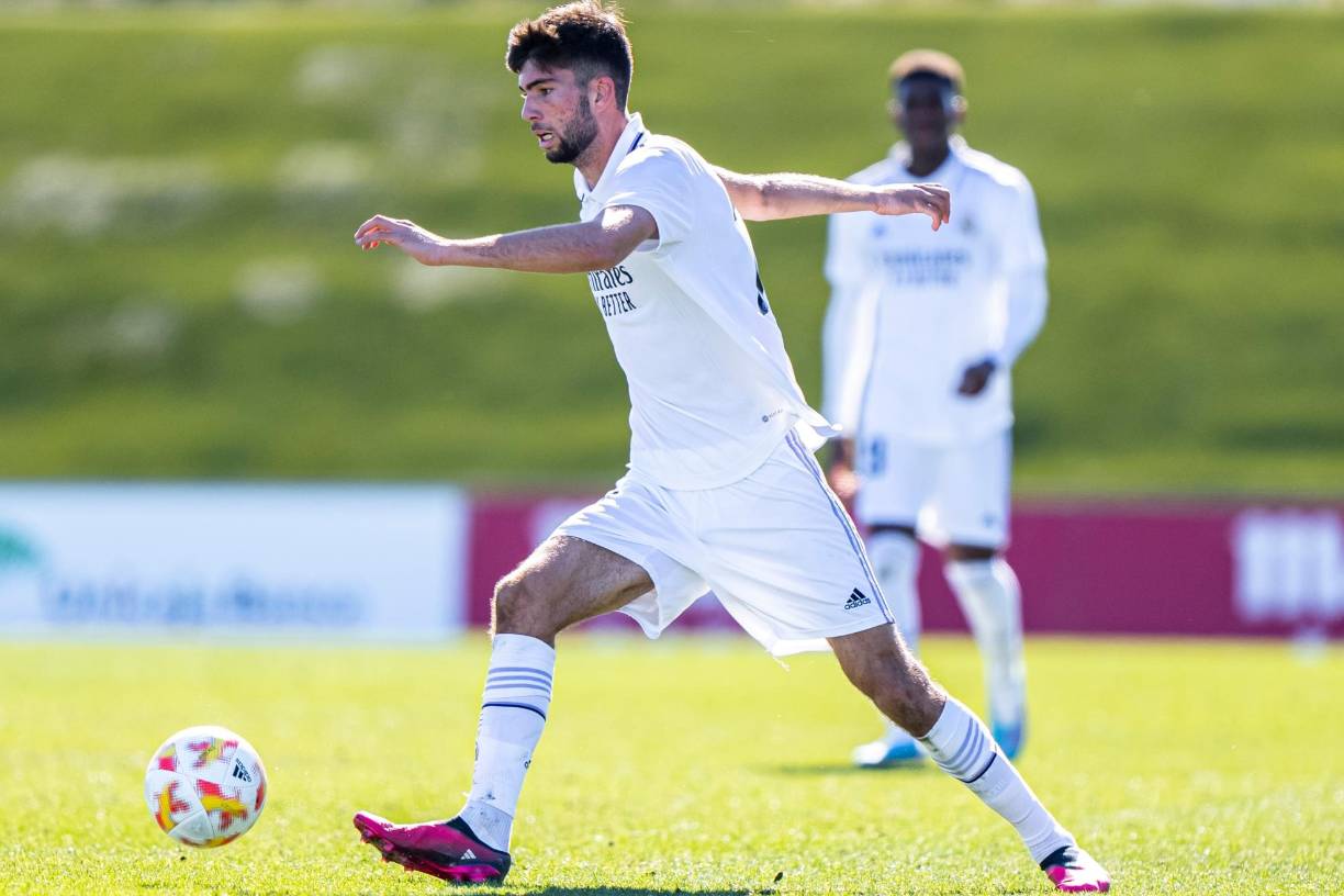 Théo Zidane, el tercer hijo de los Zidane, acababa contrato el pasado 30 de junio con el Real Madrid y podría salir gratis a cualquier equipo. Sin embargo, según Mario Cortegana en The Athletic, el jugador francés renovará un año más con el equipo blanco hasta 2024 y seguirá, por lo tanto, a las órdenes de Raúl en el equipo filial.