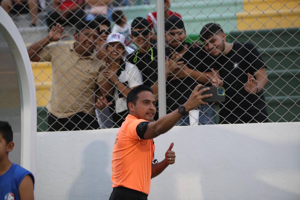Como pocas veces se la visto, Said Martínez compartió con la afición e inclusive se tomó una selfie. El mundialista en Qatar estuvo como cuarto árbitro en el Olimpia vs Real España.