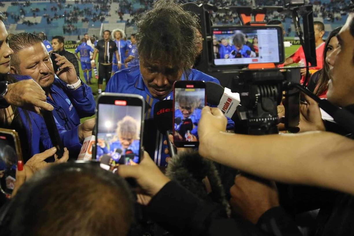 ‘Rambo’ de León habló con los medios y no pudo contener las lágrimas.