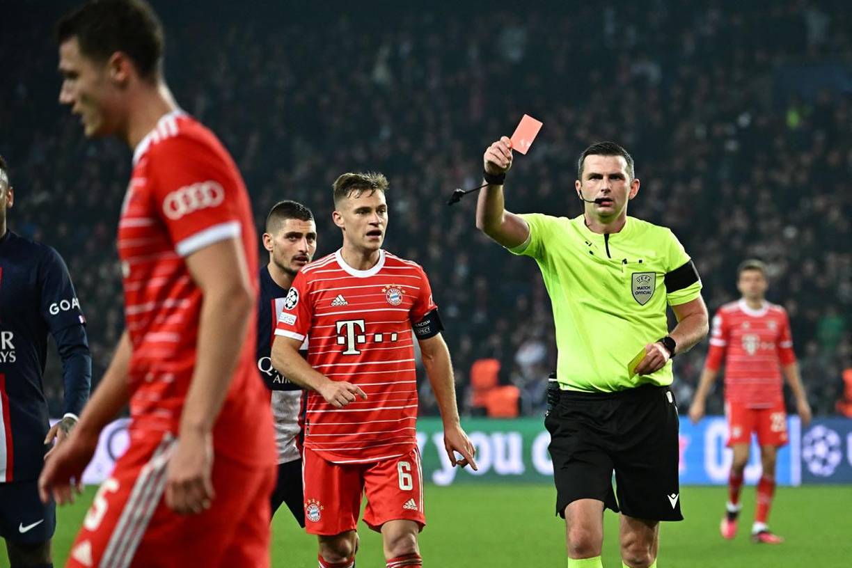 El árbitro inglés Michael Oliver expulsó a Benjamin Pavard tras la falta contra Messi. Le sacó la segunda amarilla y luego la roja.